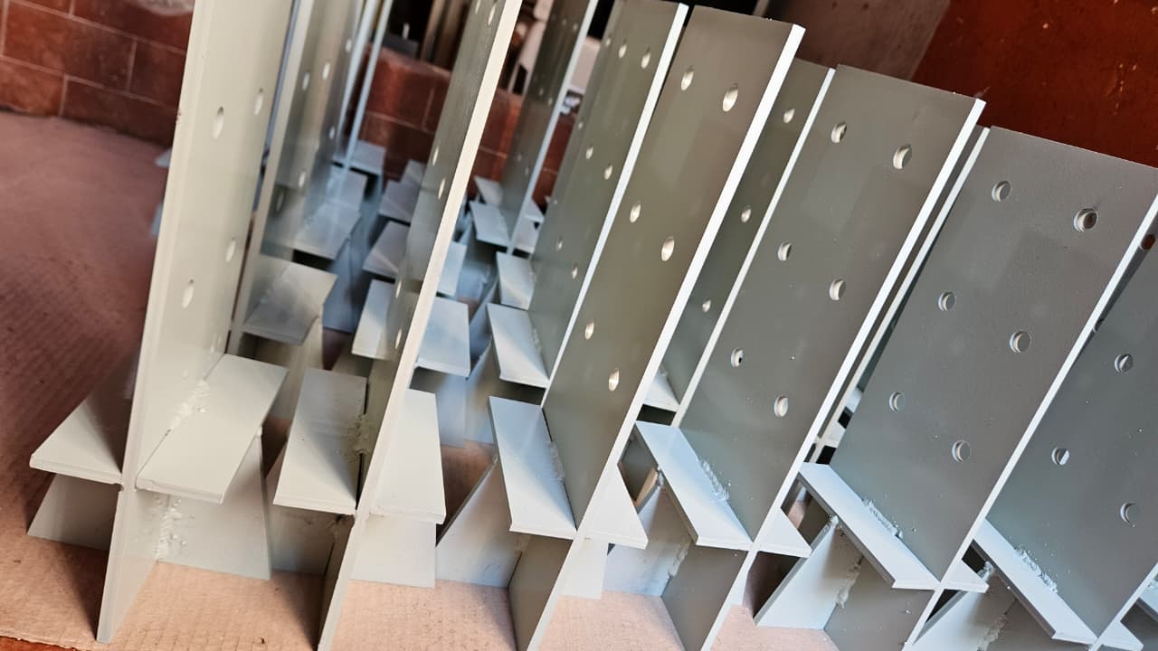 Herrajes en estructura Glulam — Edificio Vivero 8