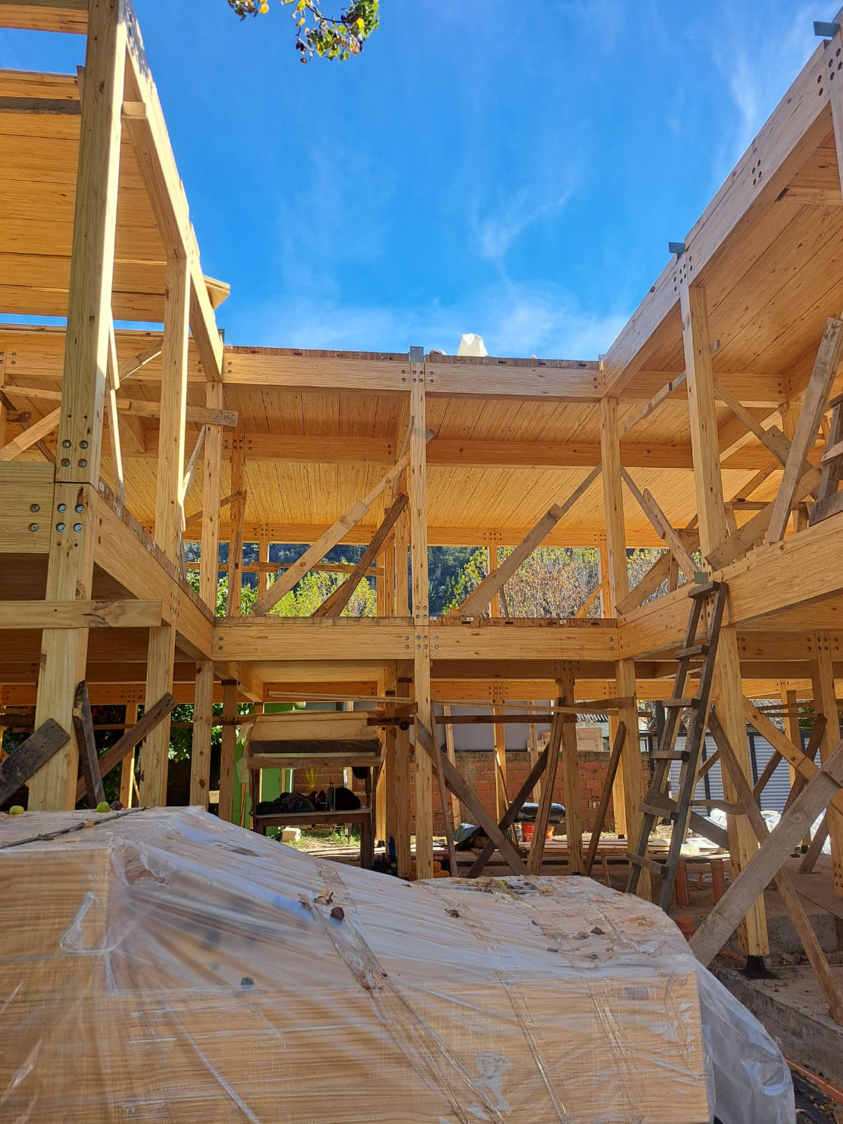 Edificio Vivero 8 — Estructura Mass Timber en San Martín de los Andes